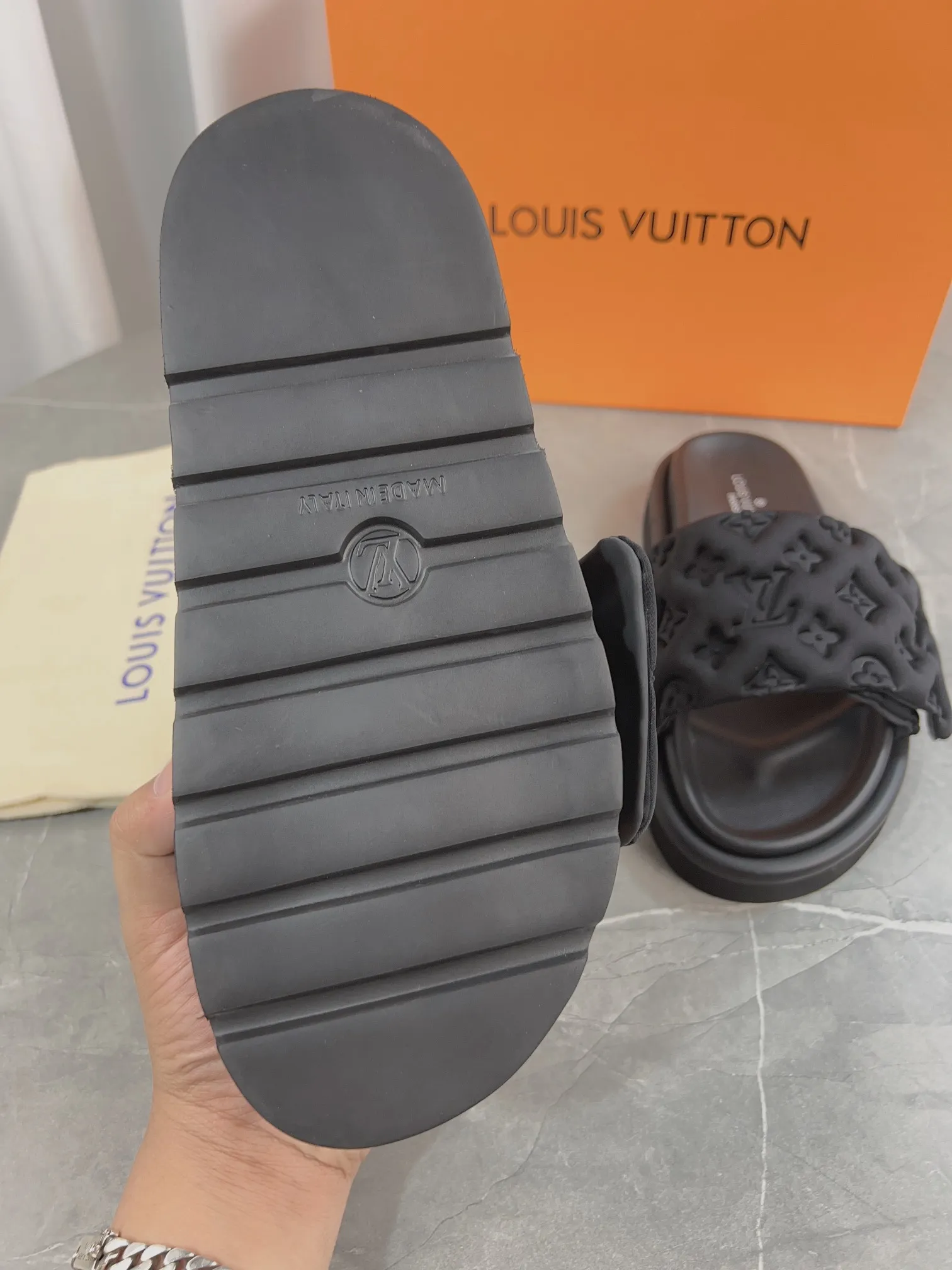 👟👟Ex-factory price 360👟👟 Women's Shoes Women's Clothing LV Donkey Brand L Home 2023 Hot Style Embossed Logo Embossed Sandals This Pool Pillow Comfort flat sandals are made of technical fabrics and use high-frequency embossing technology to reinterpret the Monogram pattern. Soft padded upper with adjustable Velcro, comfortable and tough insole adds harmonious color ▪️Fabric: Original customized technical fabric ▪️Lining: soft sheepskin lining ▪️Sole: Original open-molded rubber foam outsole Color: sky blue. Yellow. Black ▪️Size: 35-45